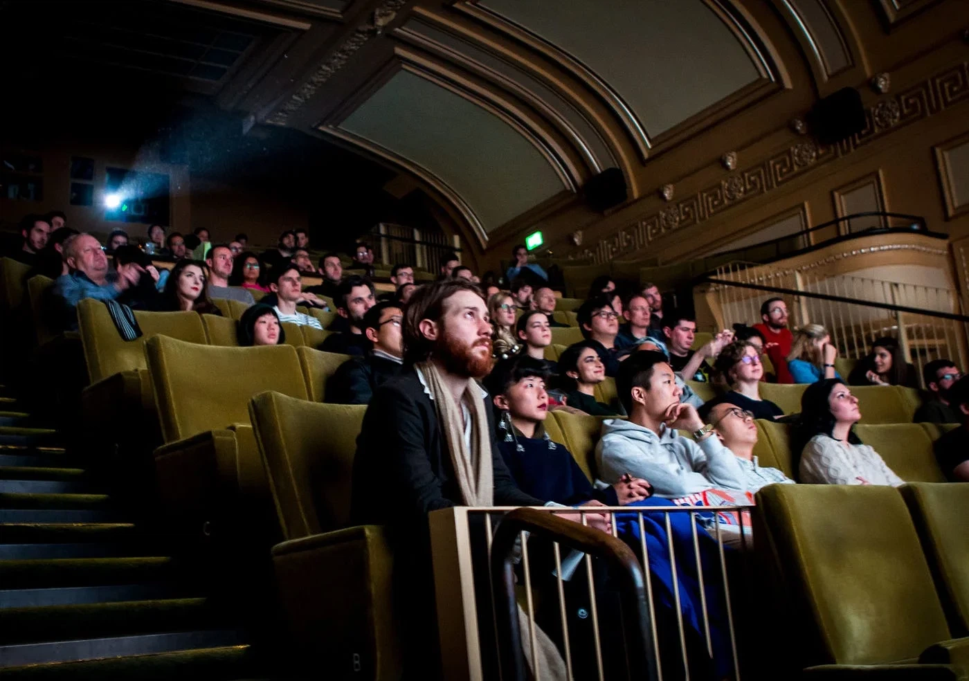 伦理片-日韩伦理电影节放映厅观众沉浸式观影